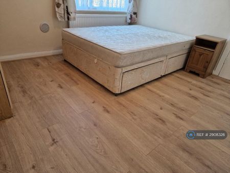 4 bedroom semi-detached house to rent - Photo 4
