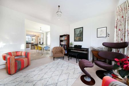 An impressive five bedroom detached home on one of East Sheen's highly regarded Parkside roads - Photo 4