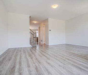 For Lease - 3353 Carding Mill Trail, Oakville, Ontario - Photo 3