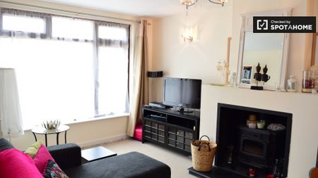 Ensuite room in 3-bedroom apartment in Ballinteer, Dublin - Photo 3