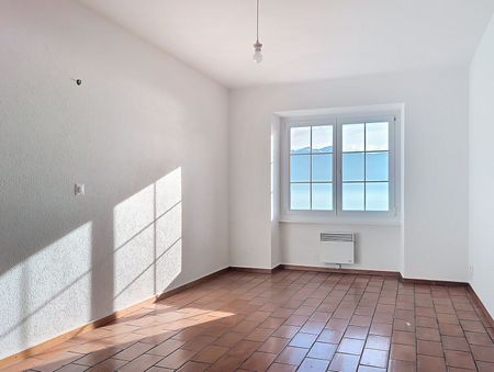 Located in the heart of the picturesque village of Epesses, this charming apartment occupies part of an authentic winegrower's house, offering a peaceful and typically Lavauxian living environment. - Photo 2