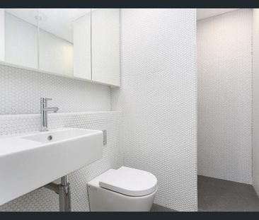 Stylish Family Living in the Heart of Clovelly - Photo 4