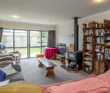 Private, sunny 3 bedroom family Home that will allow small pets - Photo 2