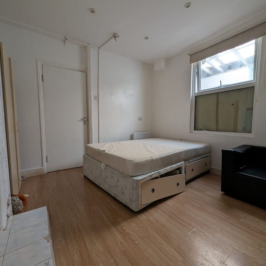 Studio Flat, Lea Bridge Road, E10 - Photo 1