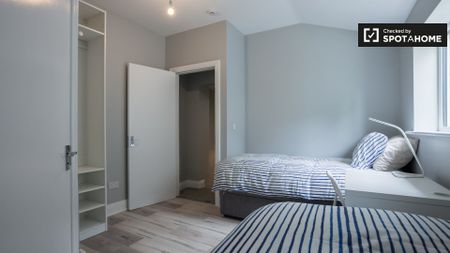 Modern room in 9-bedroom house in Stoneybatter, Dublin - Photo 4