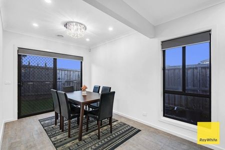 Spacious Bedroom, 2-Bathroom Home with Double Garage for Lease - Photo 2