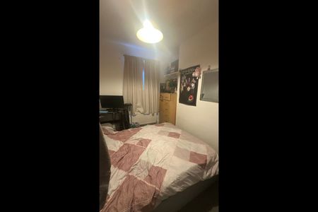 3 Bed Terraced House, Friars Road, E6 - Photo 2