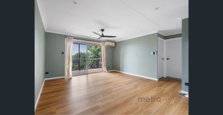 This 2 Bed, 2 bath with air con is calling your name! - Photo 4
