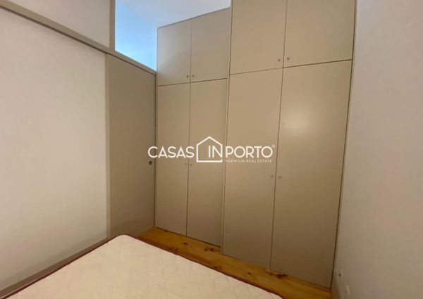 Apartamento T0+1 para arrendamento na Rua Santa Catarina, Porto