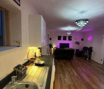 1 bedroom in a flat share to rent - Photo 1