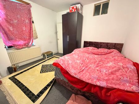 Rayleigh Road, Penn Fields, Wolverhampton - Photo 2