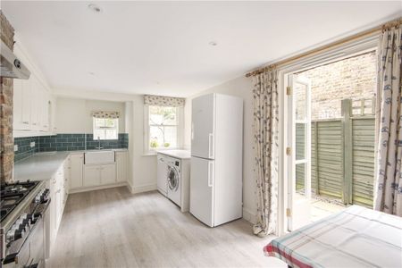 Charming 4 bedroom family house in Candahar Road, part of Little India therefore close to Battersea Park, Clapham Junction and many good schools in Chelsea, Battersea and Clapham including Christchurch, Frances Holland, Garden House, Newton Prep, Thomas's, The Laurels. - Photo 5