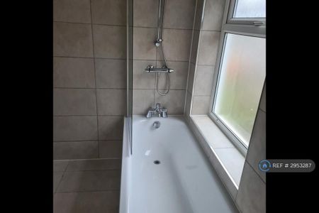1 bedroom in a house share to rent - Photo 5