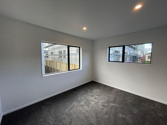 Near New 3 Bedroom + 2.5 Bathrooms + Garage - Photo 1