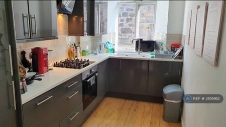 1 bedroom in a flat share to rent - Photo 5