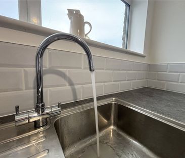 Willow Way, Farnham, Surrey, GU9 - Photo 1