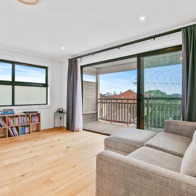 Luxuriously Designed, Near New, Stylish And Sun Kissed Executive Style Five Bedroom Family Oasis In A Blue Ribbon - Photo 1