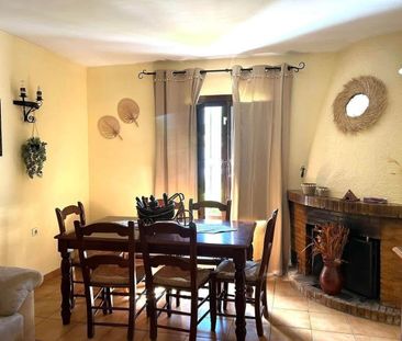 A very spacious three double bedroomed town house on this very popu... - Photo 2