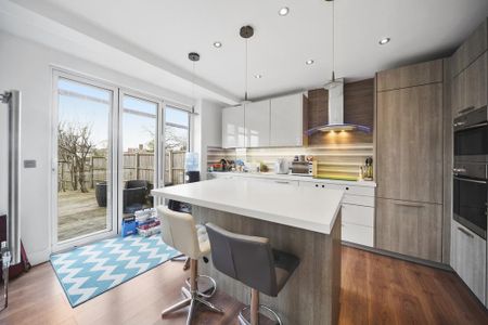 3 bedroom semi-detached house to rent - Photo 5