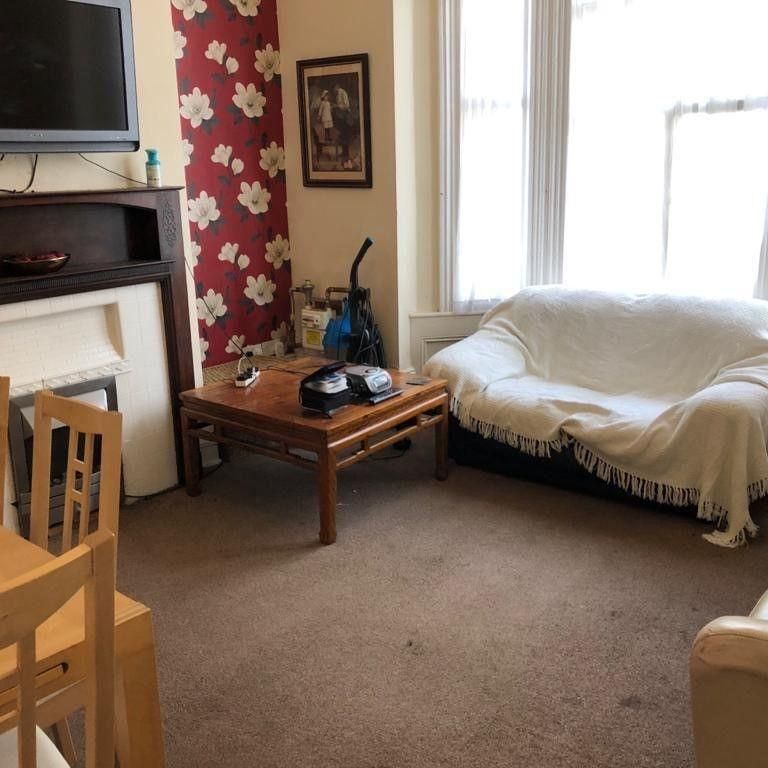 1 bedroom in a house share to rent - Photo 2
