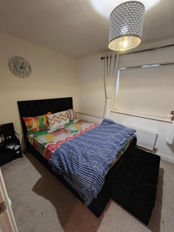 3 bedroom end of terrace house to rent - Photo 4