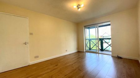 2 bedroom Flat in Admirals Court, Reading - Photo 2