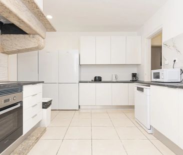 Room in a shared 11-bedroom apartment for rent in Lisbon - Foto 5