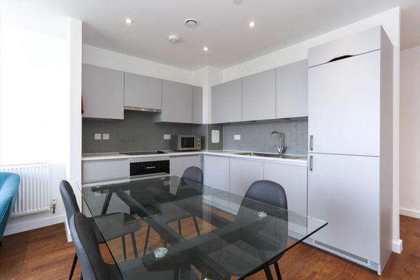 Modern 2 bedroom furnished apartment with private balcony - Photo 1