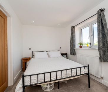 3 bedroom end of terrace house to rent - Photo 2