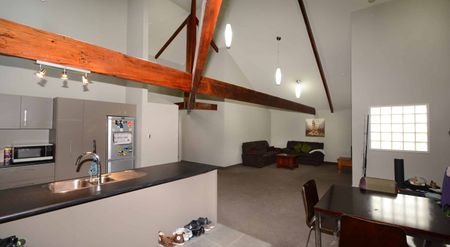 LUXURY FURNISHED APARTMENT - Photo 3