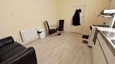 2 bedroom Flat in Otley Road, Leeds - Photo 2
