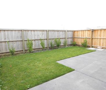 Three Bedroom Townhouse in Faringdon - Photo 3