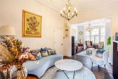 A stunning period family home with a south facing garden. - Photo 4