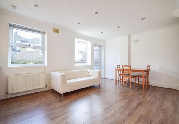 3 bedroom Flat To Let - Photo 1