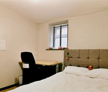 6 Bed 2 Bath - Photo 3