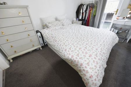 2 bedroom Flat in Calverley Ln, Leeds - Photo 3