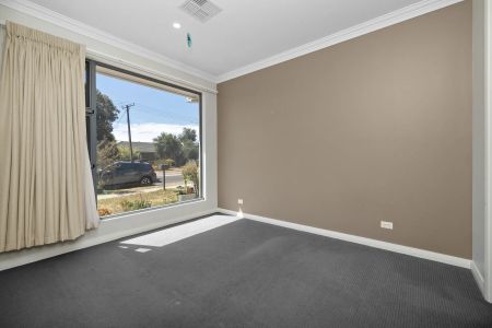 Modern & Low-Maintenance Townhouse for Rent! - Photo 3