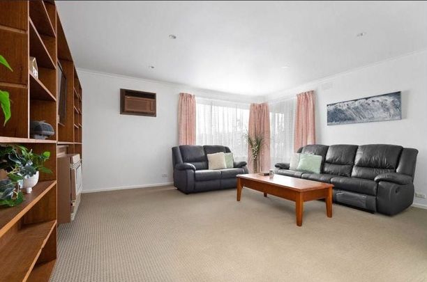 Charming 3-Bedroom Home with Ample Natural Light in Lalor - Photo 1