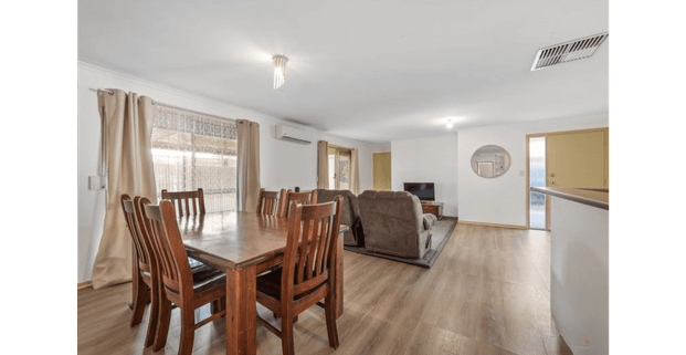 4 bedroom home - Photo 1