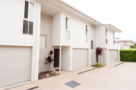 Spacious Townhouse with Airconditioning - Photo 2