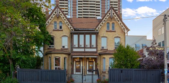 Grand Two Storey Apartment - Photo 2