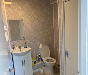 Room in a Shared Flat, Richmond Grove, M13 - Photo 5
