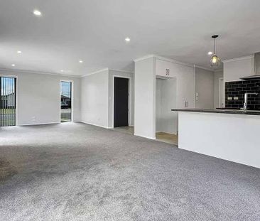 Large family home with huge backyard for the kids. - Photo 2