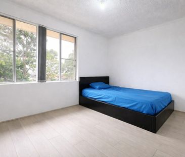 Spacious & Partly Renovated 2 Beds Unit with Aircon and Sunny Balcony! - Photo 4