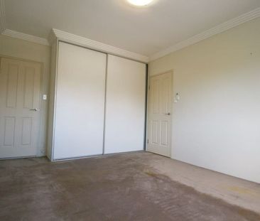 Spacious 3 bedroom townhouse - Photo 4
