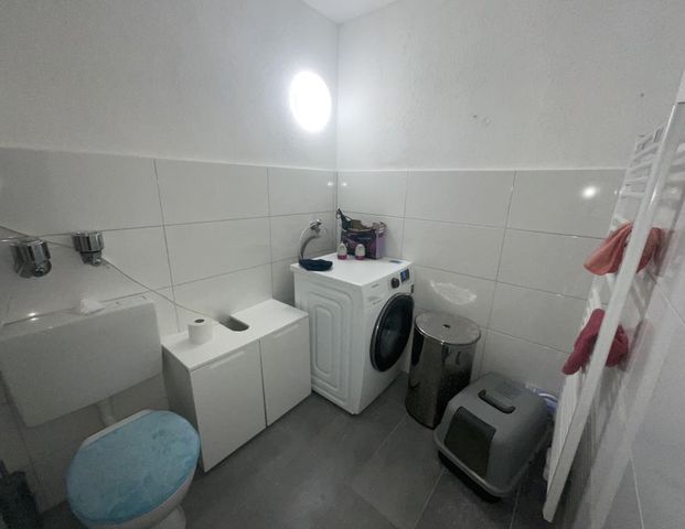 große Wohnung mit renoviertem Badezimmer und Balkon! - Photo 1