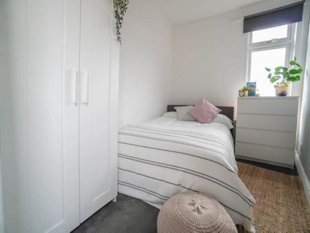 1 bedroom in a house share to rent - Photo 4