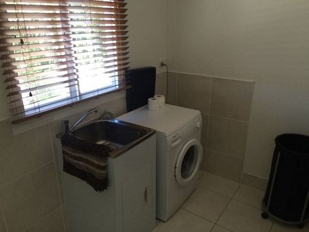 Large Room for Rent includes Water, Electricity & Internet. - Easy walk to Redcliffe Hospital - Photo 4