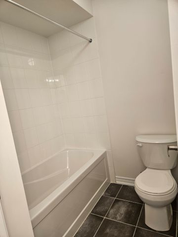 For Lease - 2059 Horace Duncan Crescent, Oshawa, Ontario - Photo 4