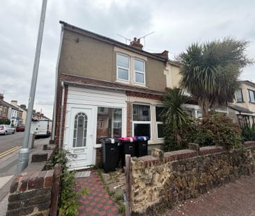 Waterloo Road, Shoeburyness - Photo 5